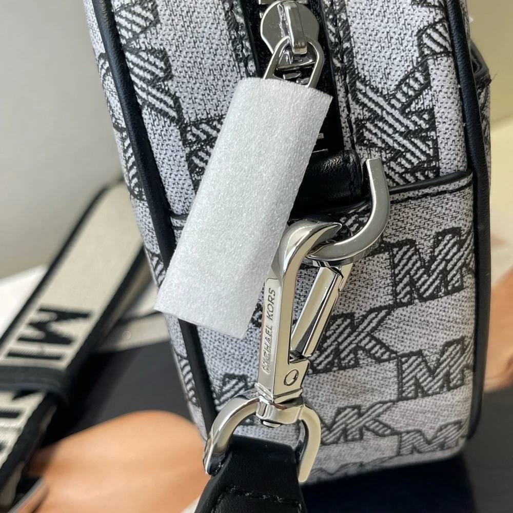 (new+tag) Michael Kors jet set travel oval camera crossbody color black/white